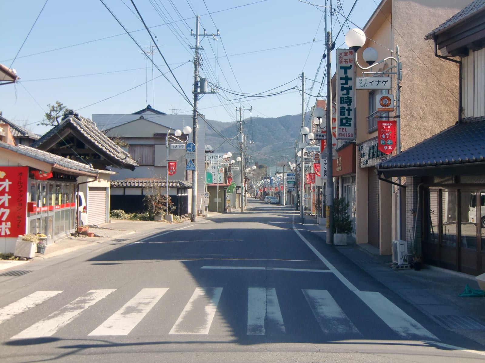 商店や住宅が並ぶ、地方の商店街の通りの様子