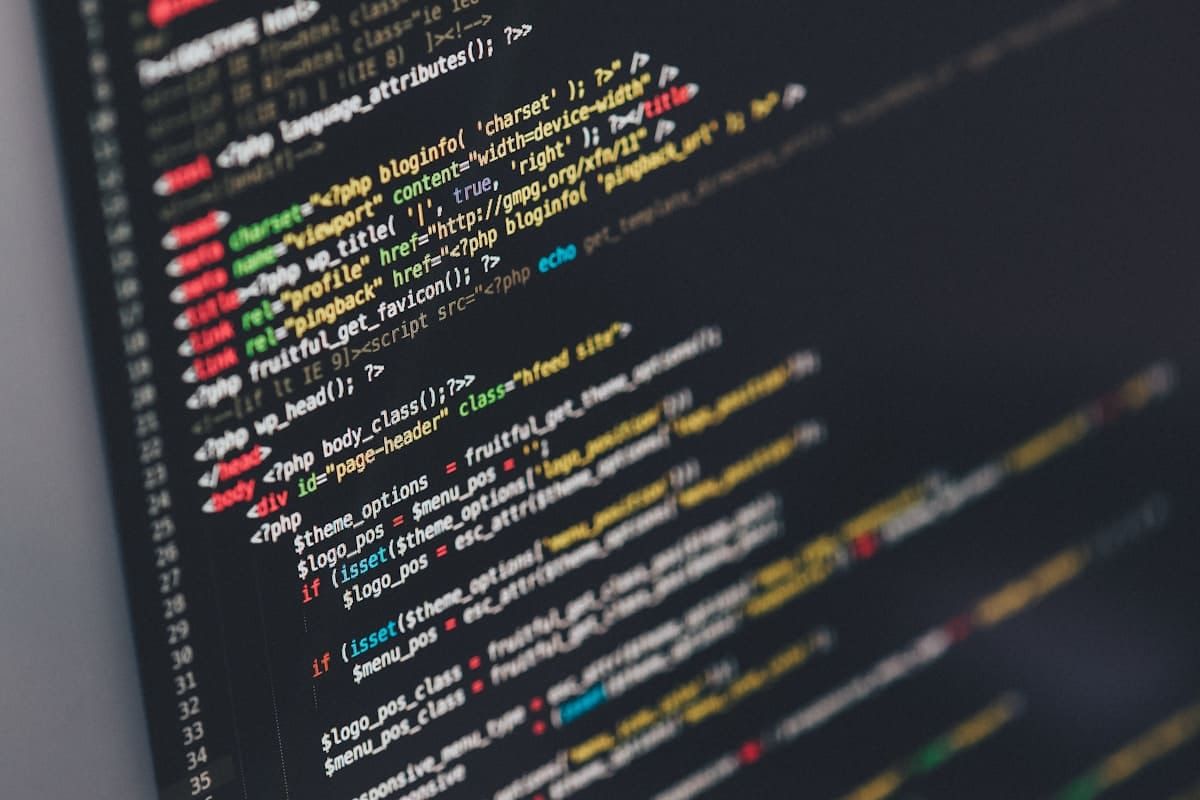 モニターにホームページのソースコードが行番号つきで表示されている様子